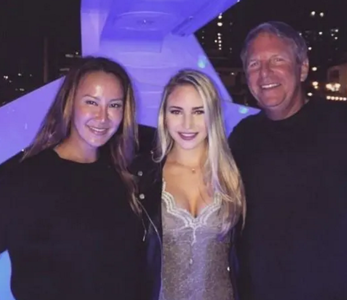 李玟|李玟承认遇感情难关但否认离婚，继女这反常举动让人意外