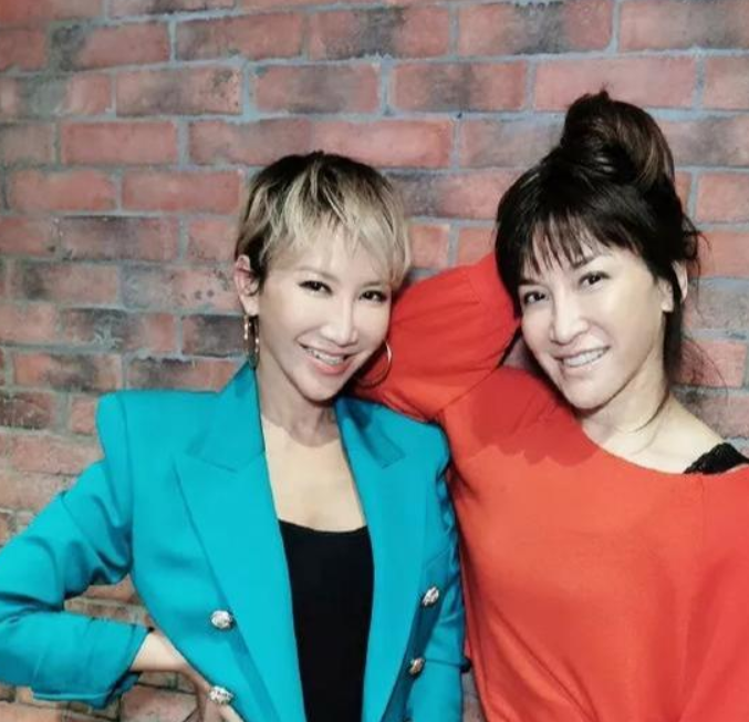 李玟|李玟承认遇感情难关但否认离婚，继女这反常举动让人意外