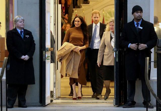 哈里王子|越说环保越浪费，哈里和梅根被骂虚伪：“王子唯一绿色之处是他的雨靴”
