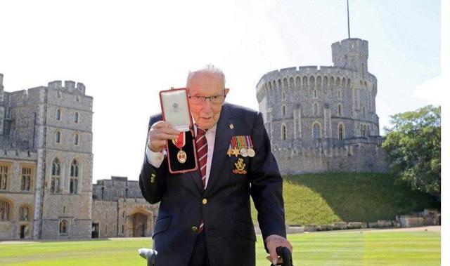 汤姆·穆尔|神勇！靠走路为英国抗疫募捐2.8亿，二战100岁老兵被94岁女王封爵