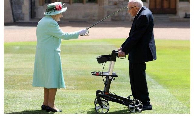 汤姆·穆尔|神勇！靠走路为英国抗疫募捐2.8亿，二战100岁老兵被94岁女王封爵