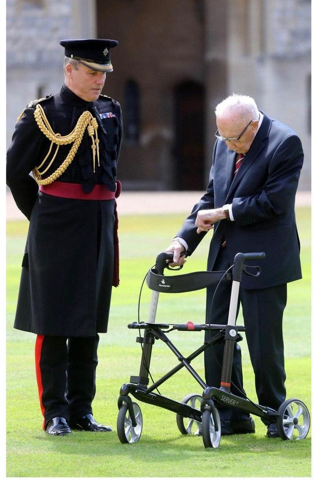 汤姆·穆尔|神勇！靠走路为英国抗疫募捐2.8亿，二战100岁老兵被94岁女王封爵