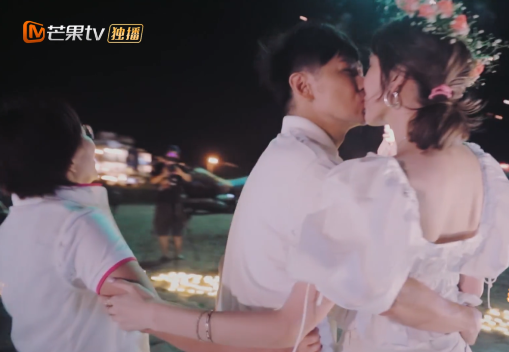 陈若仪|陈若仪和林志颖终于接吻，看到她的手摆放位置，网友直呼好暖