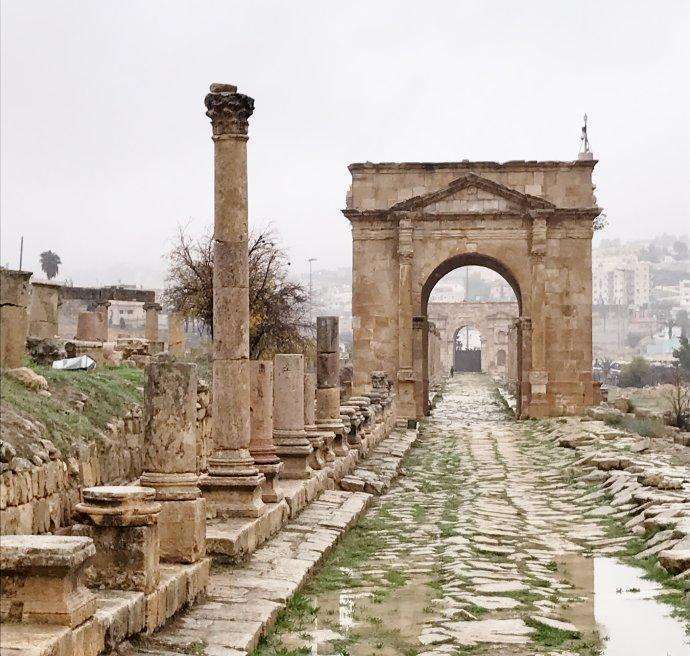 巴比伦|巴比伦有一座恩格神殿，专家在遗址附近山洞里，找到“诡异”王冠