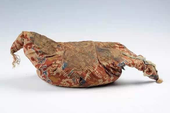 吐鲁番博物馆|阿斯塔纳古墓出土鸡鸣枕，博物馆的工作人员，用这几招将其修复