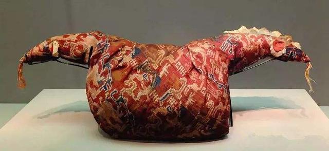 吐鲁番博物馆|阿斯塔纳古墓出土鸡鸣枕，博物馆的工作人员，用这几招将其修复