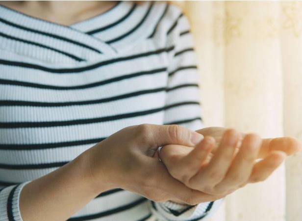 类风湿性关节炎|起床后手指僵硬、合不拢，别忽视，可能与这3种疾病有关