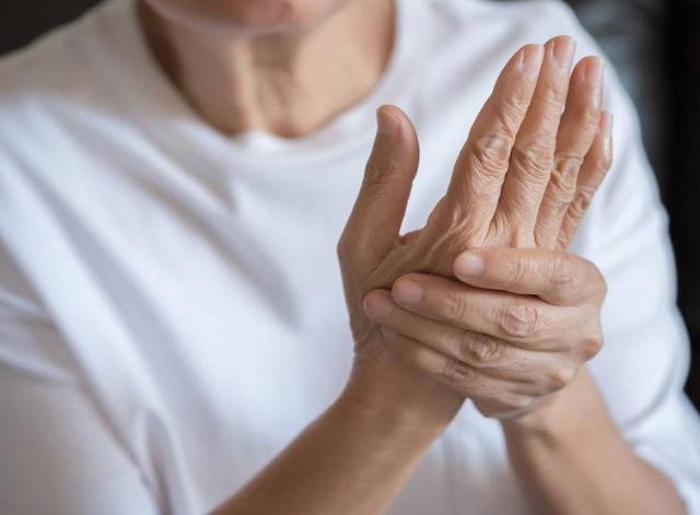 类风湿性关节炎|起床后手指僵硬、合不拢，别忽视，可能与这3种疾病有关