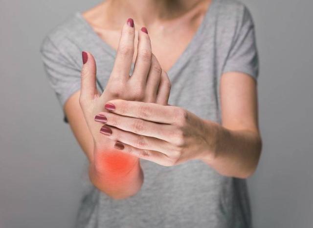 类风湿性关节炎|起床后手指僵硬、合不拢，别忽视，可能与这3种疾病有关