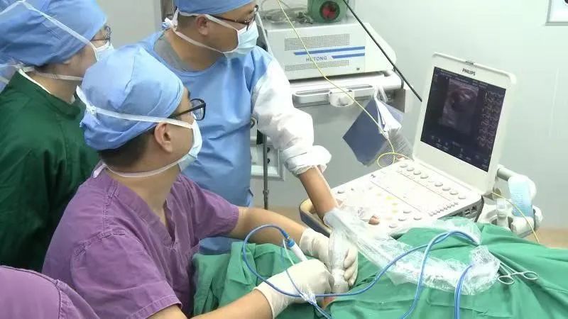 医生更多的是屏幕而不是受术者的身体,使用的也不再是手术刀,而是微波