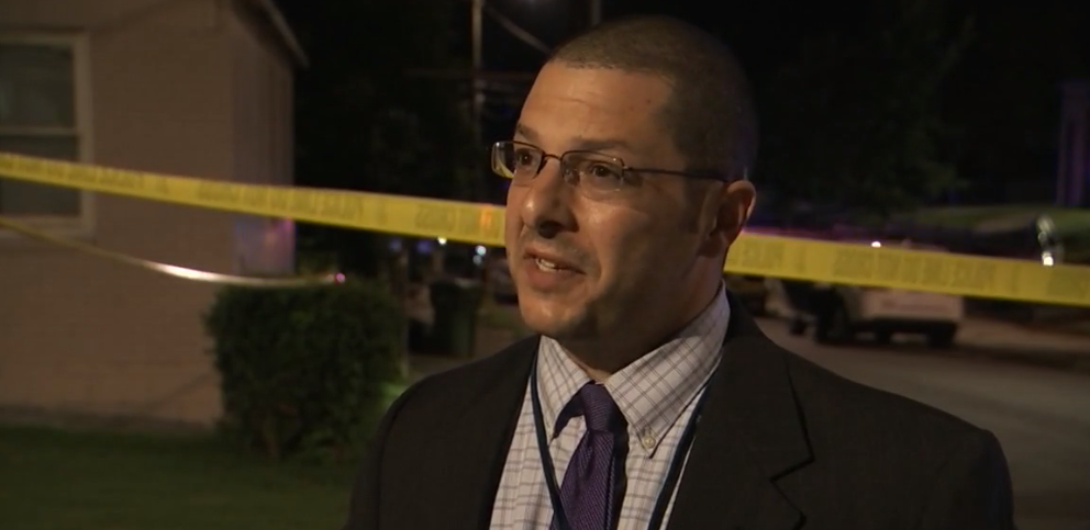 停电|午夜家中突然停电，男子刚出家门口就被人3枪打死