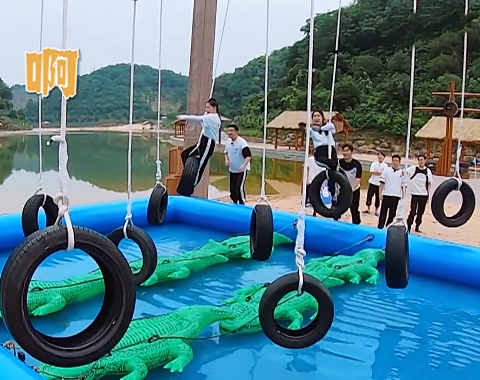 郑恺|阚清子金靖玩游戏疯狂尖叫时，郑恺的做法很抢镜，好歹委婉一些