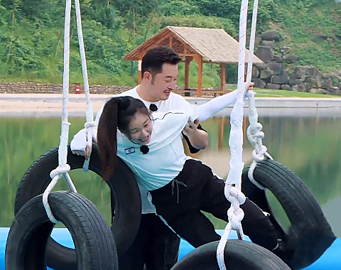 郑恺|阚清子金靖玩游戏疯狂尖叫时，郑恺的做法很抢镜，好歹委婉一些