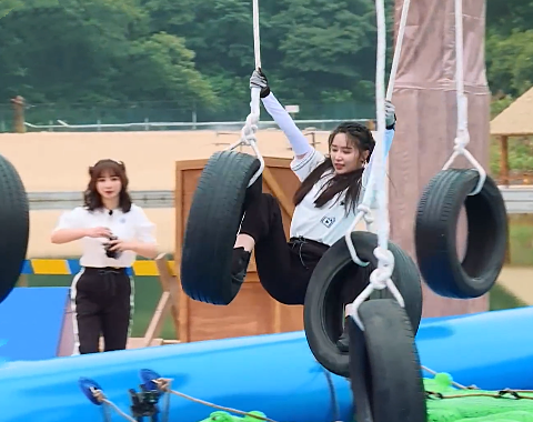 郑恺|阚清子金靖玩游戏疯狂尖叫时，郑恺的做法很抢镜，好歹委婉一些