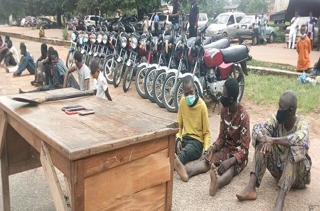 尼日利亚_社会|19岁小伙受雇连杀4人，现场做出怪异举动，每杀一人仅收9元