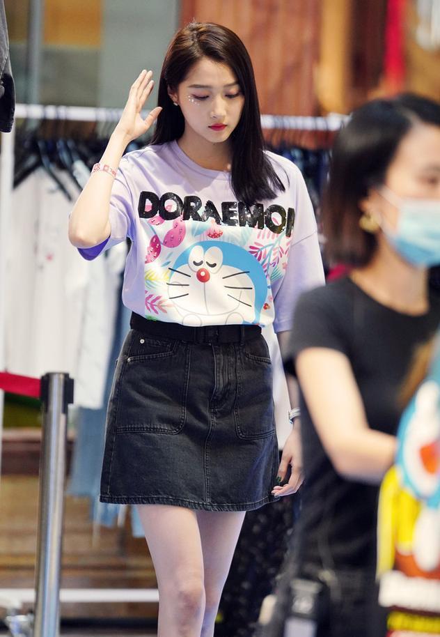 关晓彤真是漫画身材穿卡通t恤配短裙气质清纯招人爱