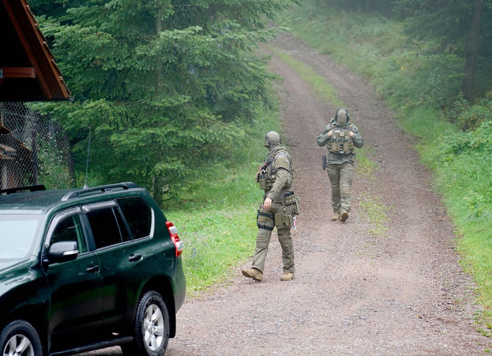 警察|抢夺警察武器并逃入黑森林近6天后，德国“兰博”被逮住了