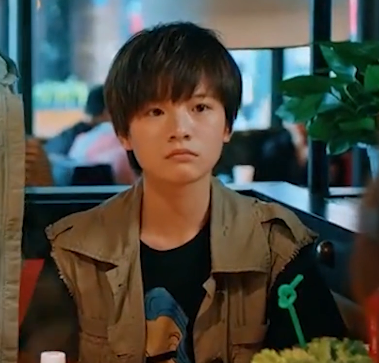 二十不惑:梁爽和室友吵架,石头怒摔耳机霸气阻止:都给我闭嘴!