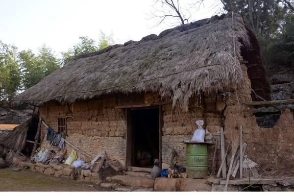 男子愿花五万元买农村茅草屋,老人却不断加价,结果屋被大水冲走