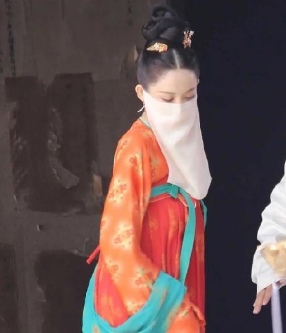 古力娜扎|超拼！娜扎拍戏抽空直奔美容院，女神为保养待到深夜才归