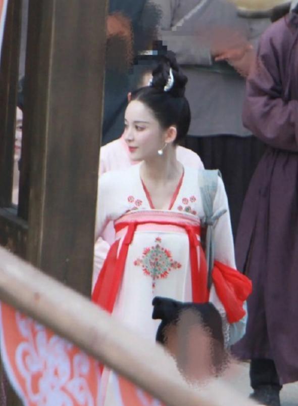 古力娜扎|超拼！娜扎拍戏抽空直奔美容院，女神为保养待到深夜才归