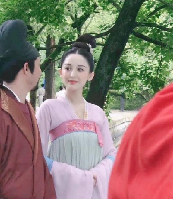 古力娜扎|超拼！娜扎拍戏抽空直奔美容院，女神为保养待到深夜才归