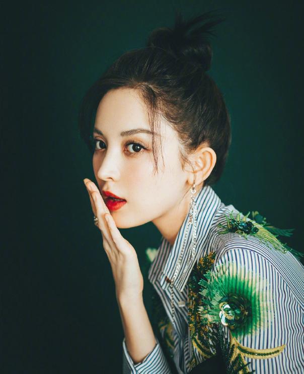 古力娜扎|超拼！娜扎拍戏抽空直奔美容院，女神为保养待到深夜才归