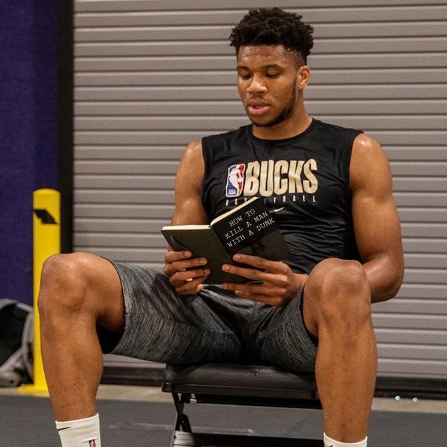 字母哥研究战术手册照片被玩坏勇士球迷p成库里传湖蜜凑热闹