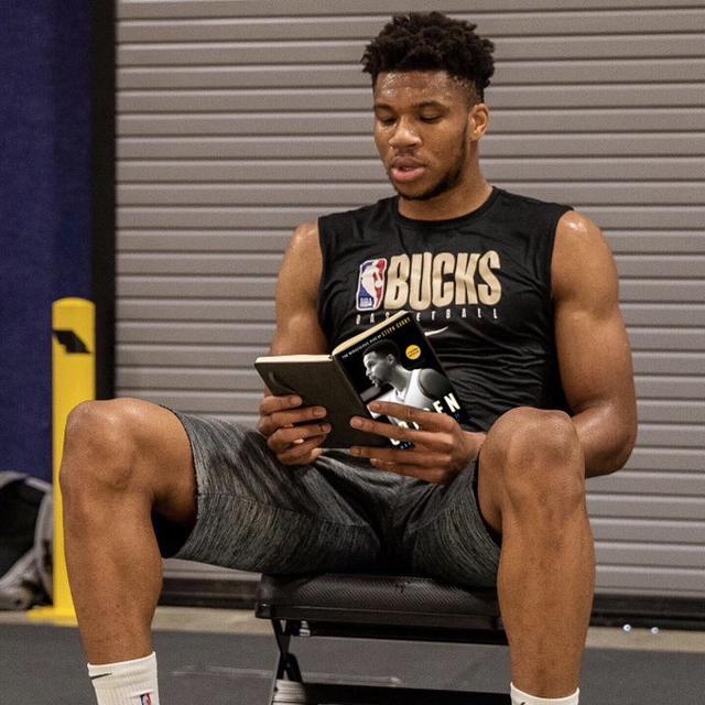 字母哥研究战术手册照片被玩坏勇士球迷p成库里传湖蜜凑热闹