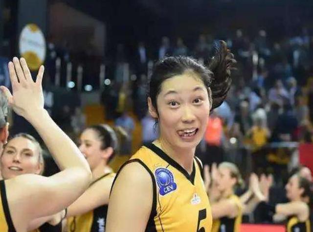 这个男生还离朱婷很近,这个和朱婷传绯闻男生叫做李童,是女排最帅的陪