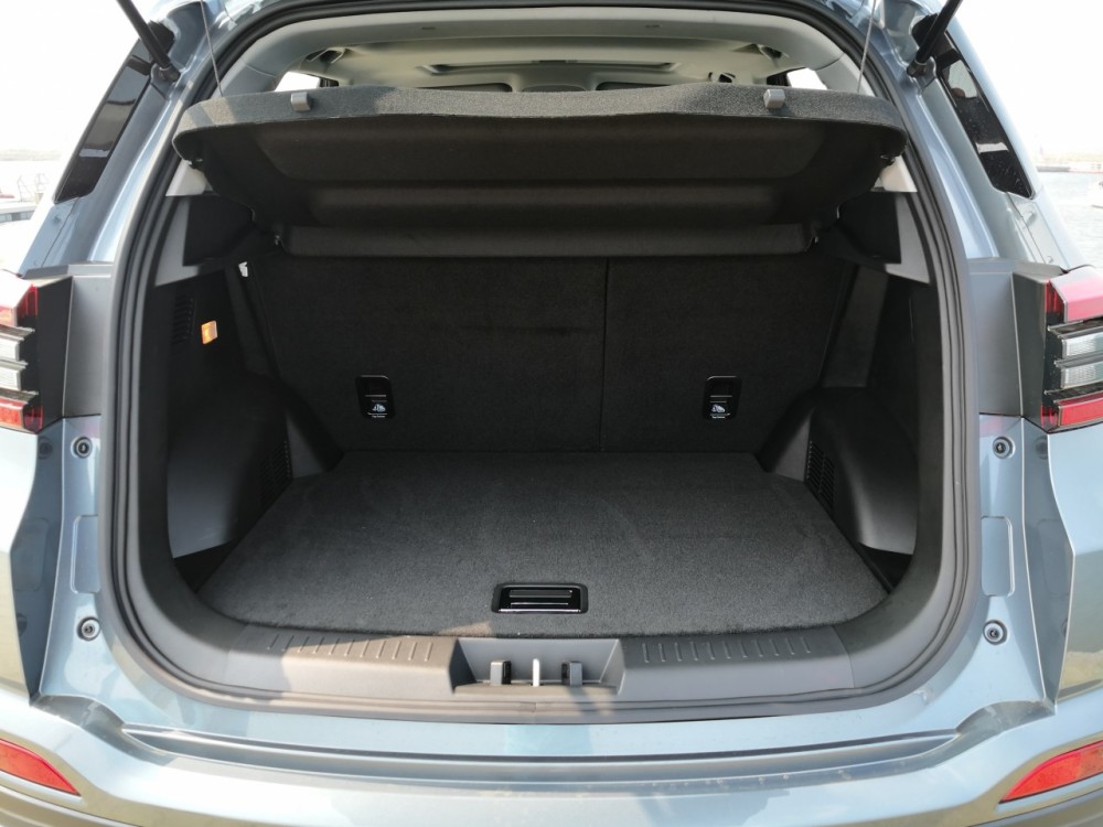 瑞虎5x的储物空间也十分够用,纵深较大的中央扶手盒,平整的后备箱等等