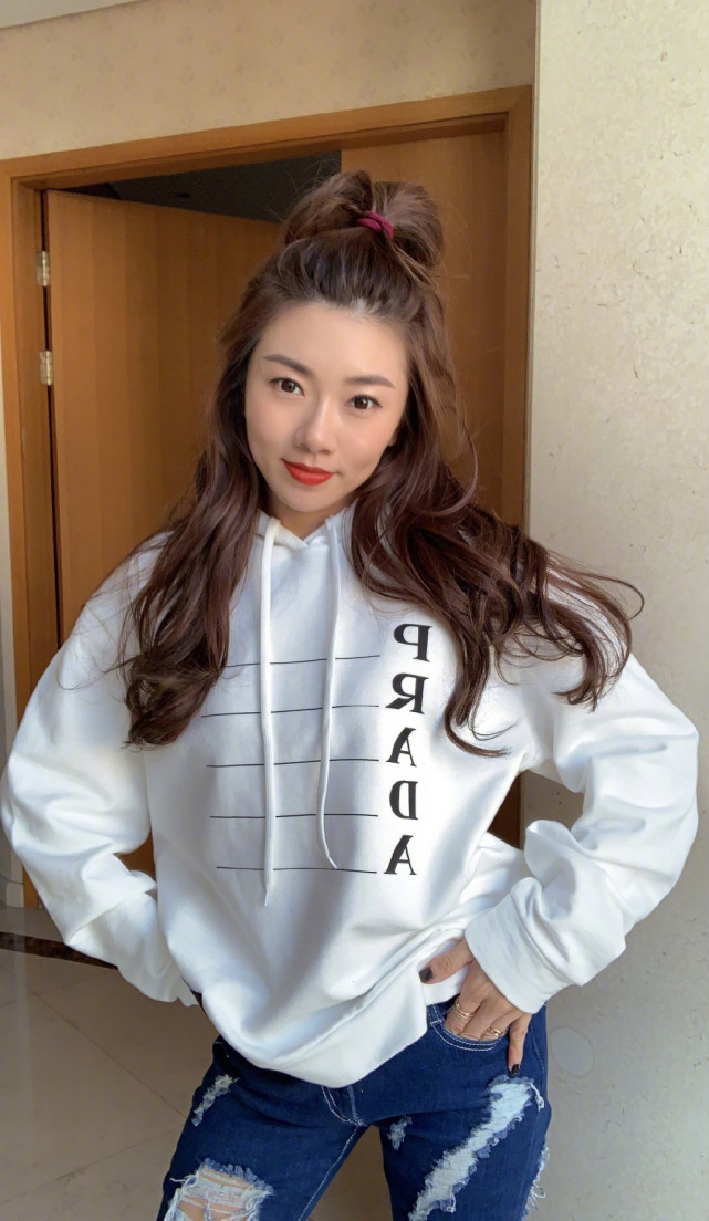 郑恺前女友好抢镜,t恤阔腿裤花了1万3,搭配拳击辫嘻哈又帅气