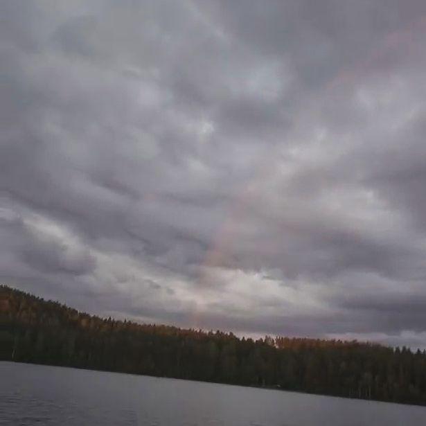 彩虹|芬兰男子意外拍下红色彩虹，场景绚丽，专家：一生或只能看见一次