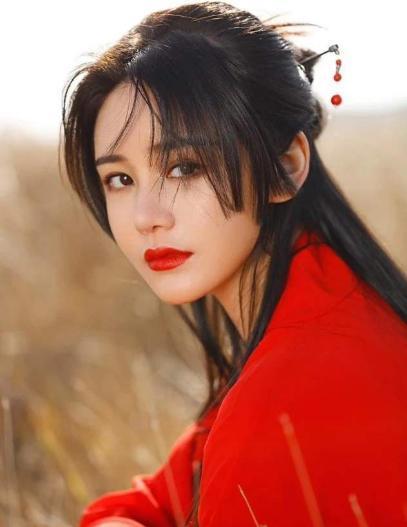 新版周芷若晒古装照面部表情僵硬不自然网友整容脸也能演