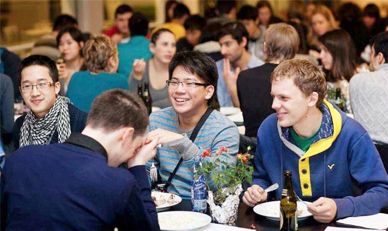 日本人|日本人出回文联：“本日飞机飞日本”，中国人对出下联，堪称经典