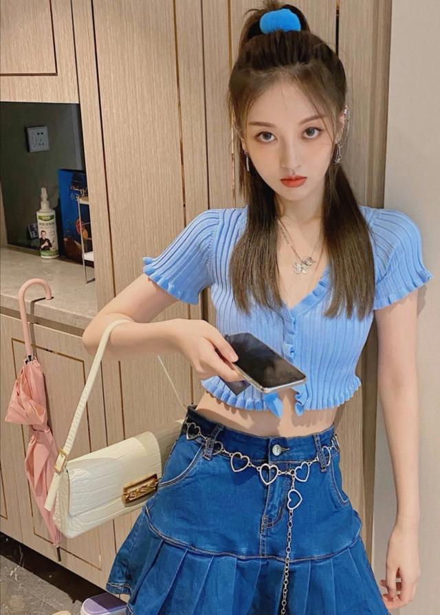 永不过时的牛仔元素,夏天一定不能少,怎么穿都是潮流女孩