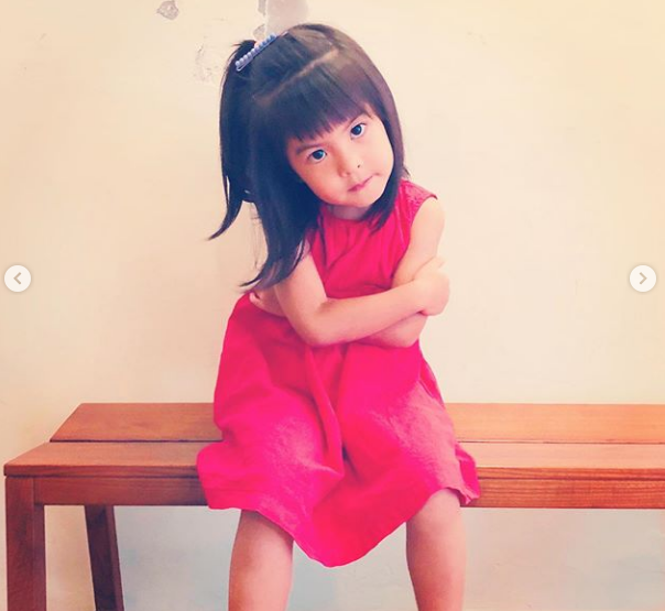 修杰楷|修杰楷晒两女儿近照，咘咘波妞穿姐妹装可爱凹造型，小表情萌翻