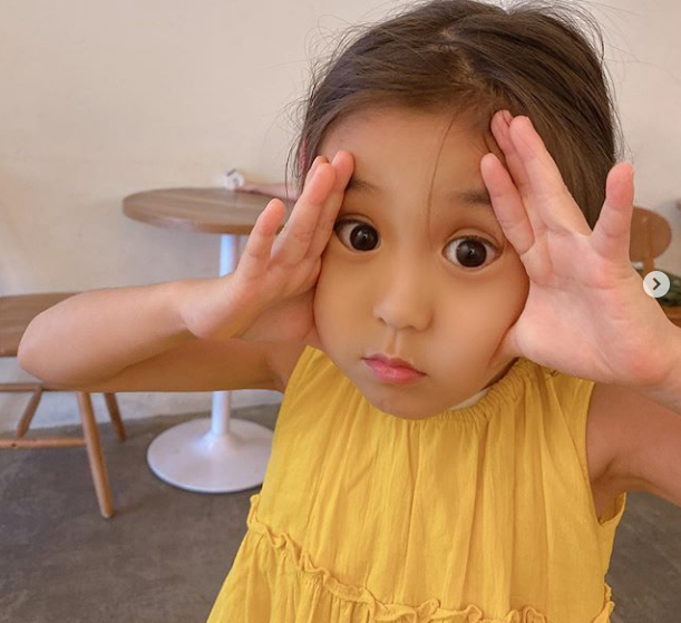 修杰楷|修杰楷晒两女儿近照，咘咘波妞穿姐妹装可爱凹造型，小表情萌翻