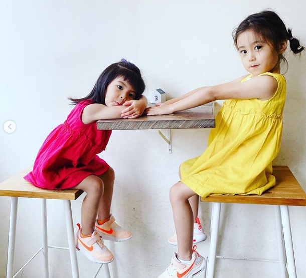 修杰楷|修杰楷晒两女儿近照，咘咘波妞穿姐妹装可爱凹造型，小表情萌翻