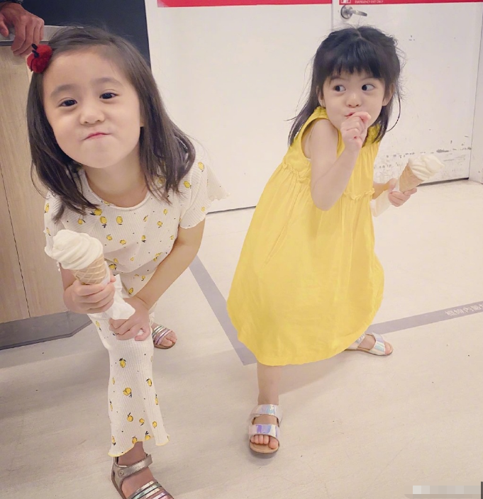 修杰楷|修杰楷晒两女儿近照，咘咘波妞穿姐妹装可爱凹造型，小表情萌翻