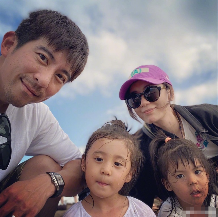 修杰楷|修杰楷晒两女儿近照，咘咘波妞穿姐妹装可爱凹造型，小表情萌翻