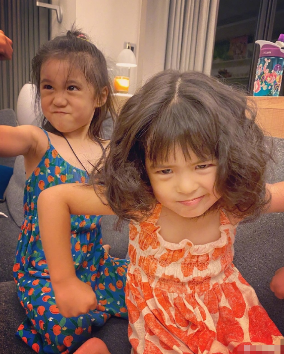 修杰楷|修杰楷晒两女儿近照，咘咘波妞穿姐妹装可爱凹造型，小表情萌翻