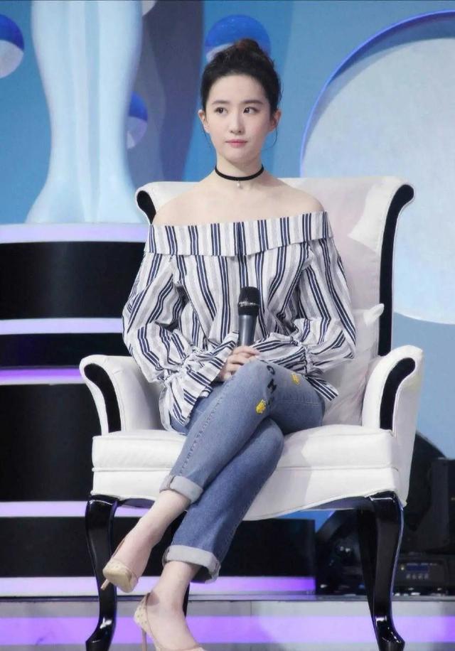 刘亦菲|“神仙姐姐”刘亦菲颜值吸睛，穿一字肩秀优越肩颈线，模样真嫩