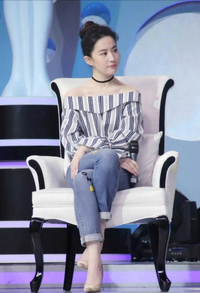 刘亦菲|“神仙姐姐”刘亦菲颜值吸睛，穿一字肩秀优越肩颈线，模样真嫩