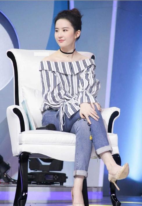 刘亦菲|“神仙姐姐”刘亦菲颜值吸睛，穿一字肩秀优越肩颈线，模样真嫩