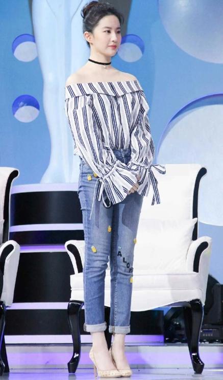 刘亦菲|“神仙姐姐”刘亦菲颜值吸睛，穿一字肩秀优越肩颈线，模样真嫩