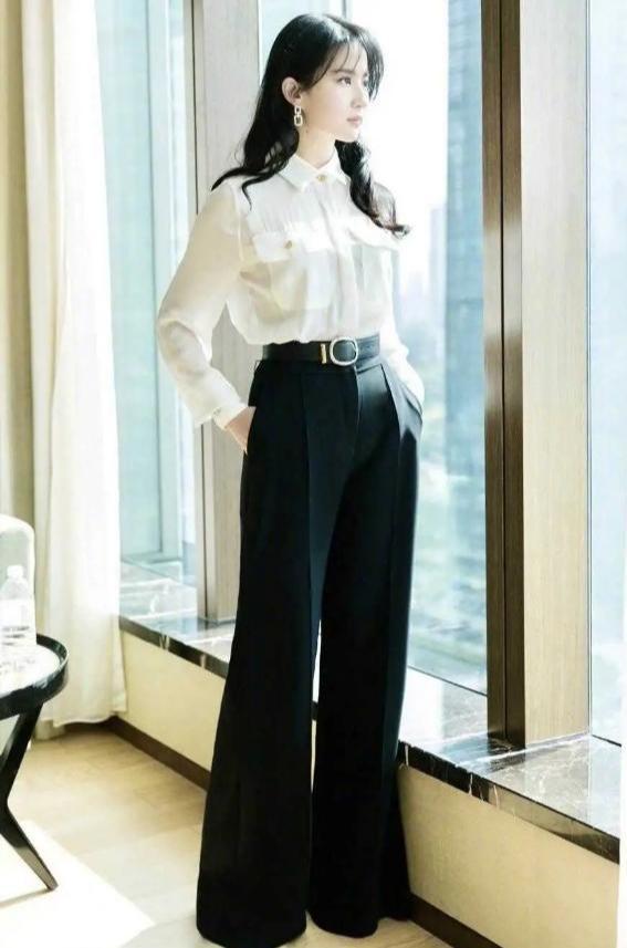 刘亦菲|“神仙姐姐”刘亦菲颜值吸睛，穿一字肩秀优越肩颈线，模样真嫩