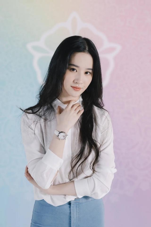 刘亦菲|“神仙姐姐”刘亦菲颜值吸睛，穿一字肩秀优越肩颈线，模样真嫩