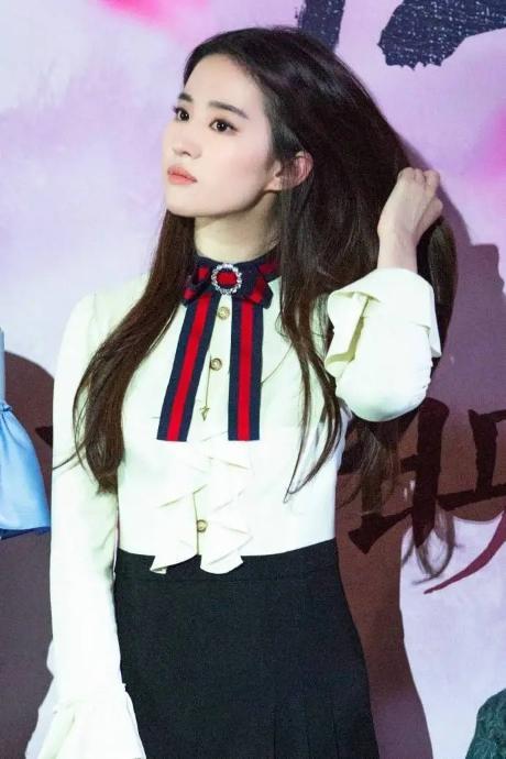 刘亦菲|“神仙姐姐”刘亦菲颜值吸睛，穿一字肩秀优越肩颈线，模样真嫩