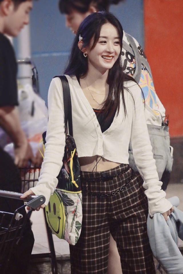 赵丽颖|赵丽颖小机灵鬼！用创可贴给包包上的美人鱼防走光